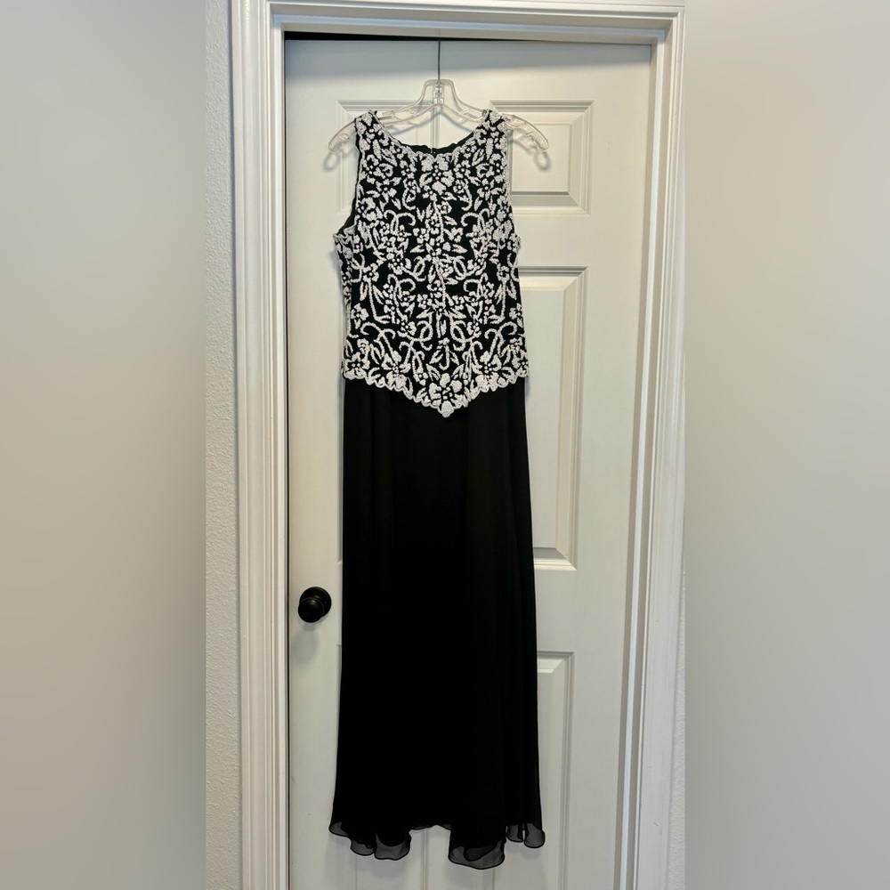 J Kara Black White Beaded Evening Gown Formal Maxi Dress Size 8